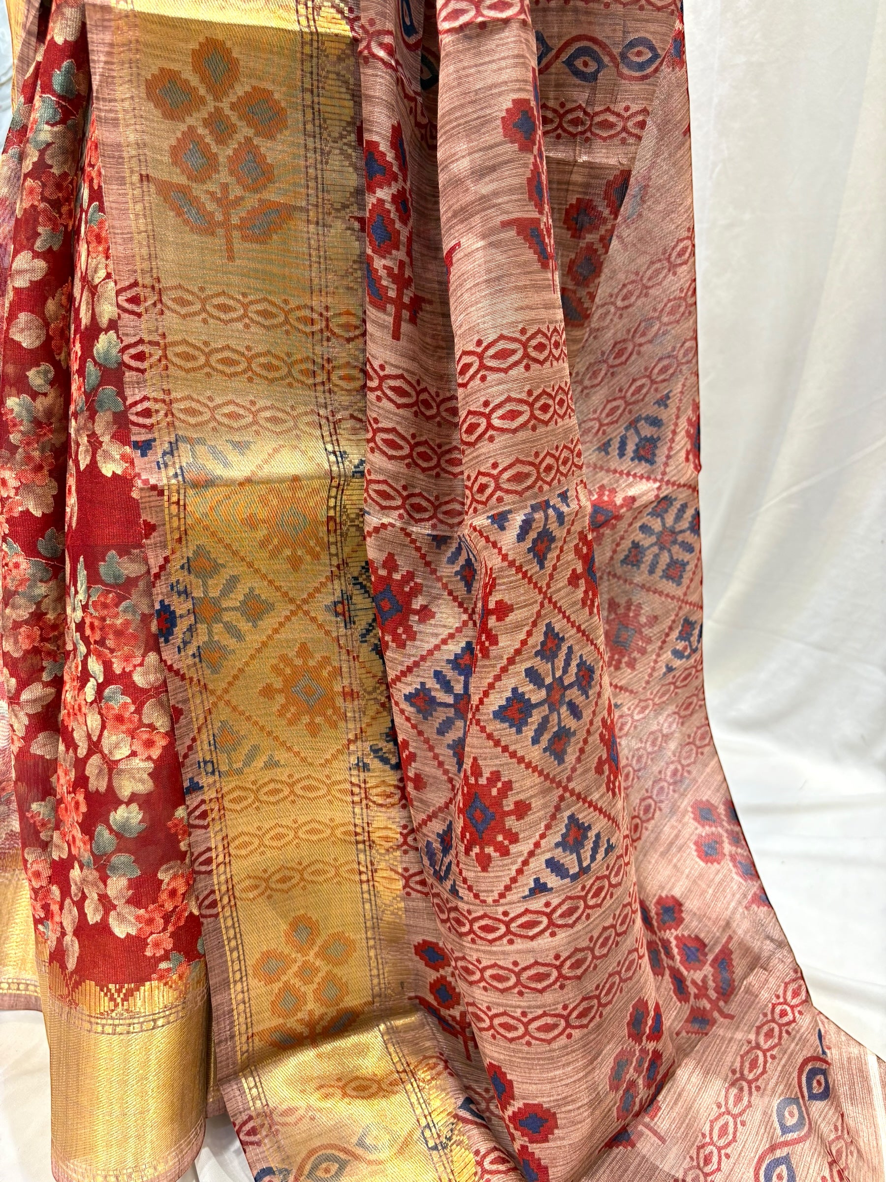 Floral cotton zari saree - Red